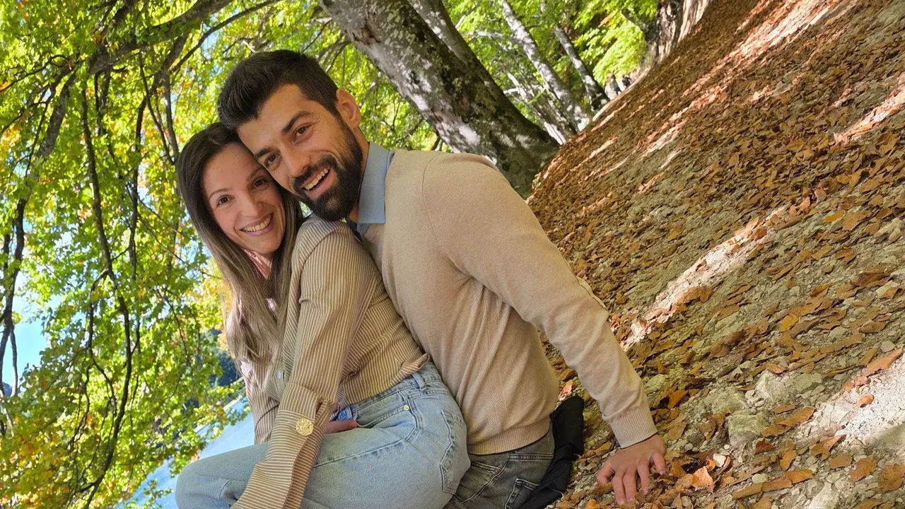 Ognjen i Sanja Srdić, osnivači Smione, u jesenjoj šumi na Balkani