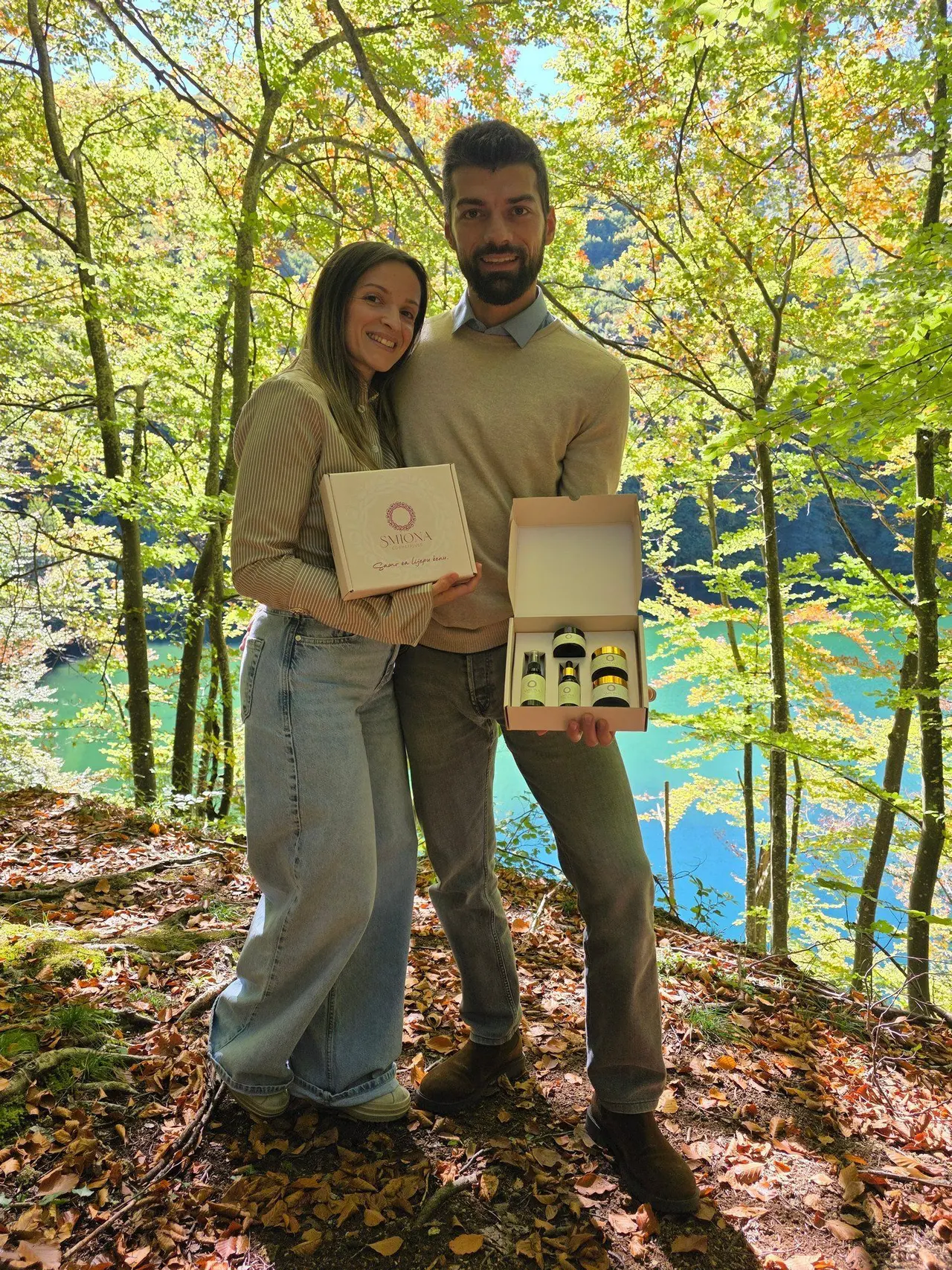 Sanja i Ognjen Srdić, osnivači Smione, u jesenjoj šumi na Balkani, sa dvije Smiona poklon kutije