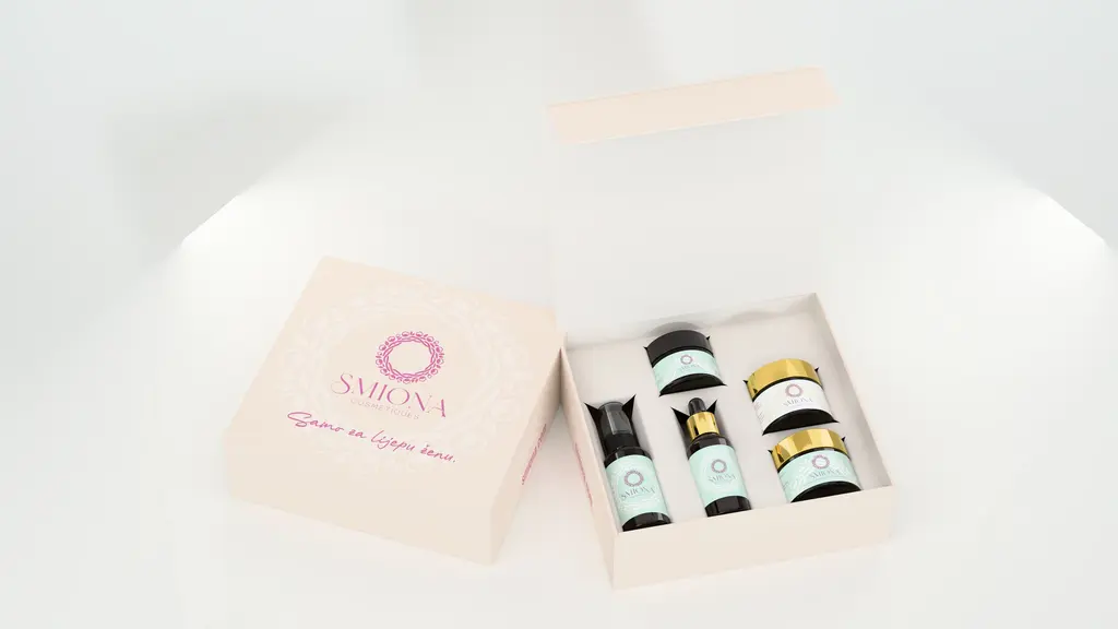 Smiona poklon set: otvorena kutija sa pet proizvoda (tonik, serum, okoloočna krema, hidratantna krema i piling maska), mint naljepnice, pored zatvorena kutija
