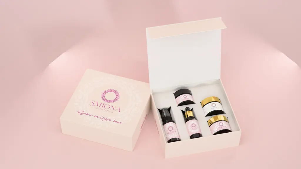 Smiona poklon set: otvorena kutija sa pet proizvoda (tonik, serum, okoloočna krema, hidratantna krema i piling maska), roza naljepnice, pored zatvorena kutija